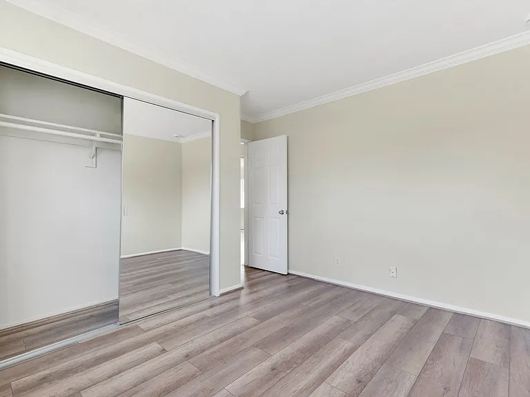 1690 E Hillcrest Dr — Photo 21