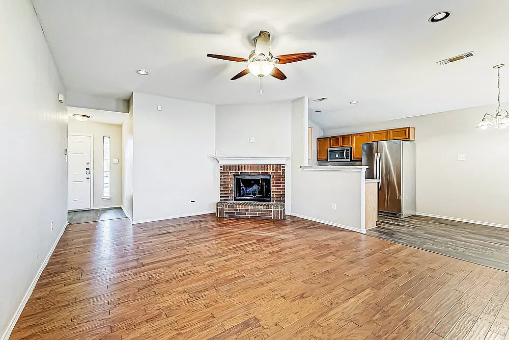 3 bed, 2.0 bath, 1390 sqft, $1,980 — Photo 3
