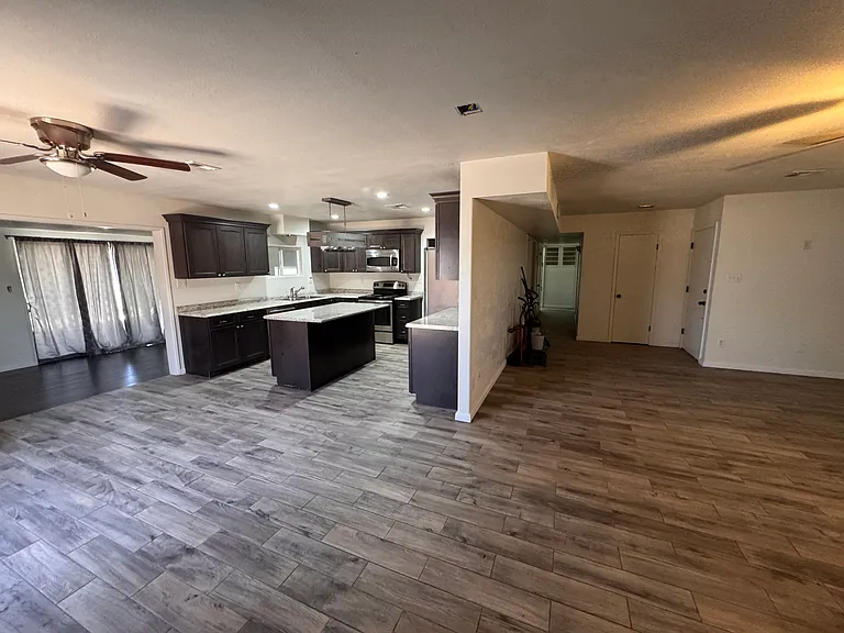 290 E 26th Pl — Photo 4