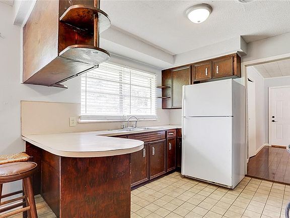 5th image of 1035 Ann St