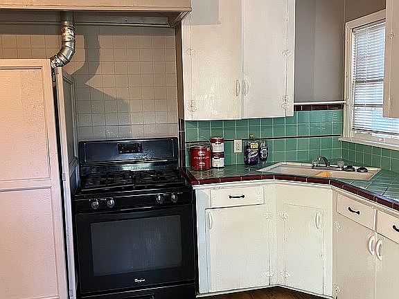 3rd image of 403 College St