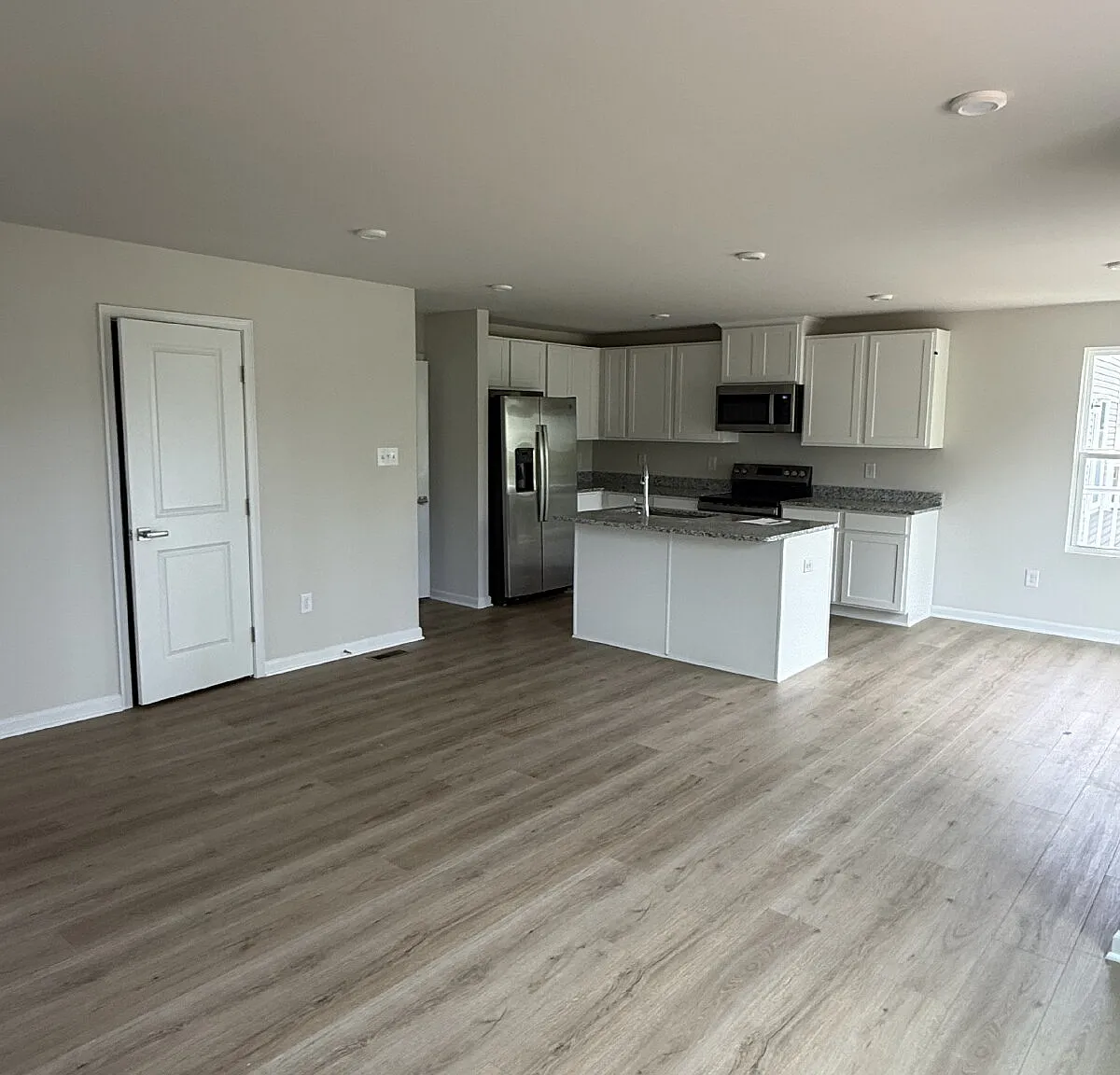 4 bed, 2.5 bath, 1660 sqft, $2,350 — Photo 2