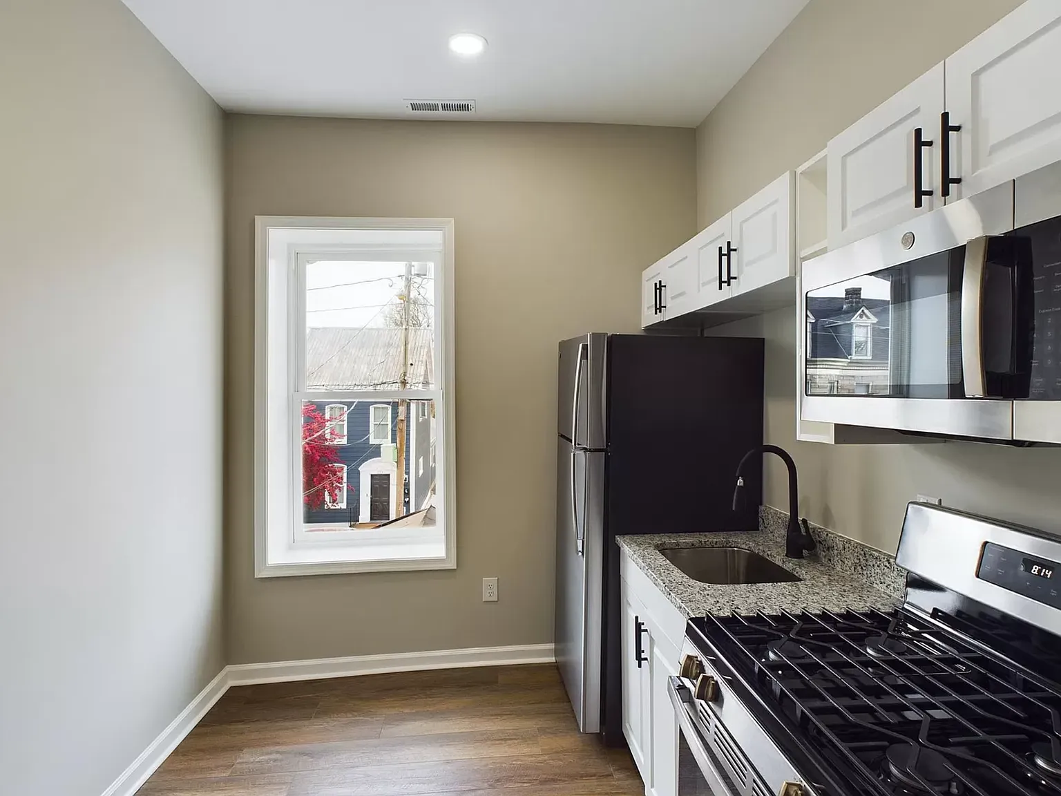 1 bed, 900 sqft, $1,300 — Photo 2
