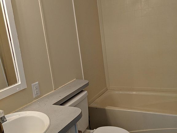 5th image of 379 Beech St