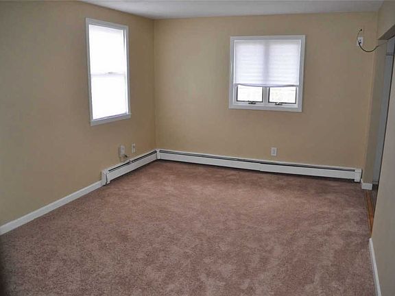 5th image of 14 Parkdale Dr