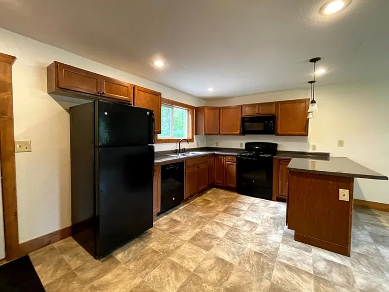 221 Maple St — Photo 6