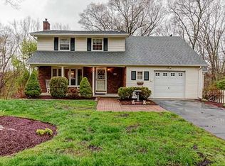 28 Brookwood Ln, Cumberland, RI 02864
