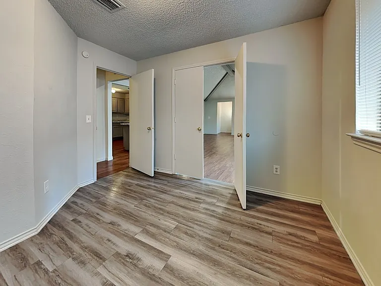 Spacious, well-lit entryway wi