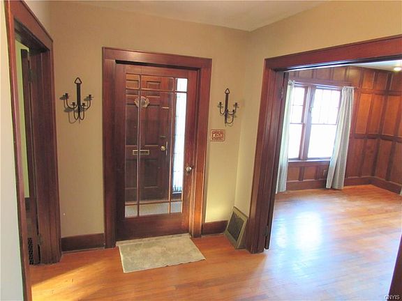 3rd image of 301 Carlton Dr