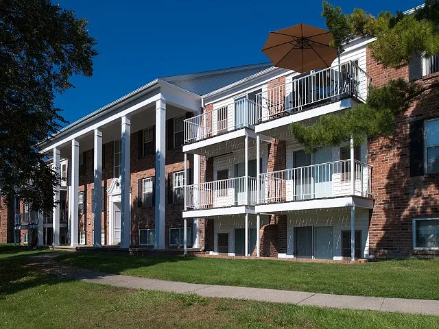 Enjoy private balconies and classic architecture at University Hills Apartments near the University of Toledo.
