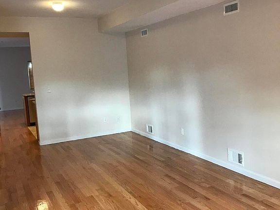 4th image of 389 Greeley Ave