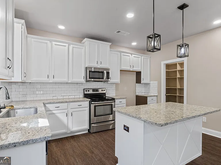 475 Louise Way — Photo 10