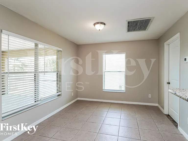 1002 NE 33rd Ln — Photo 4