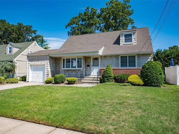 165 Koehl Street, Massapequa Park, NY 11762