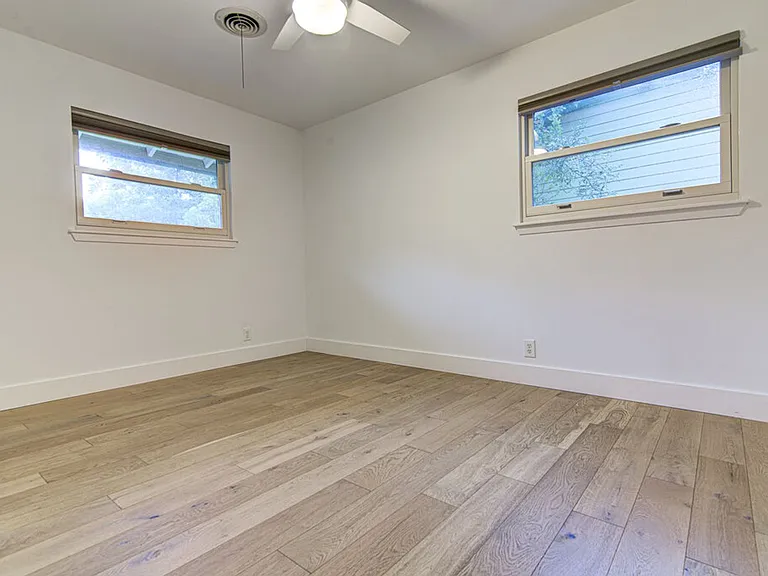 2704 Nottingham Ln — Photo 13