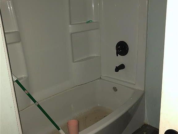5th image of 208 Jones St