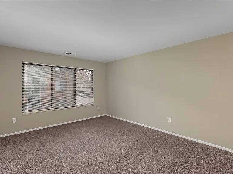 Maplecrest Apartments — Photo 10