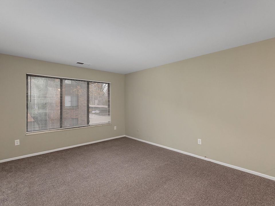 2457 E Maple Rd, photo 10