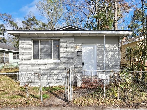 2nd image of 2059 Baldwin St
