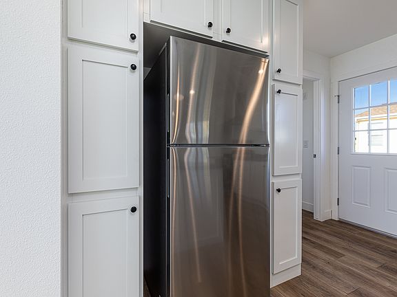 5th image of 749 Riddle Dr