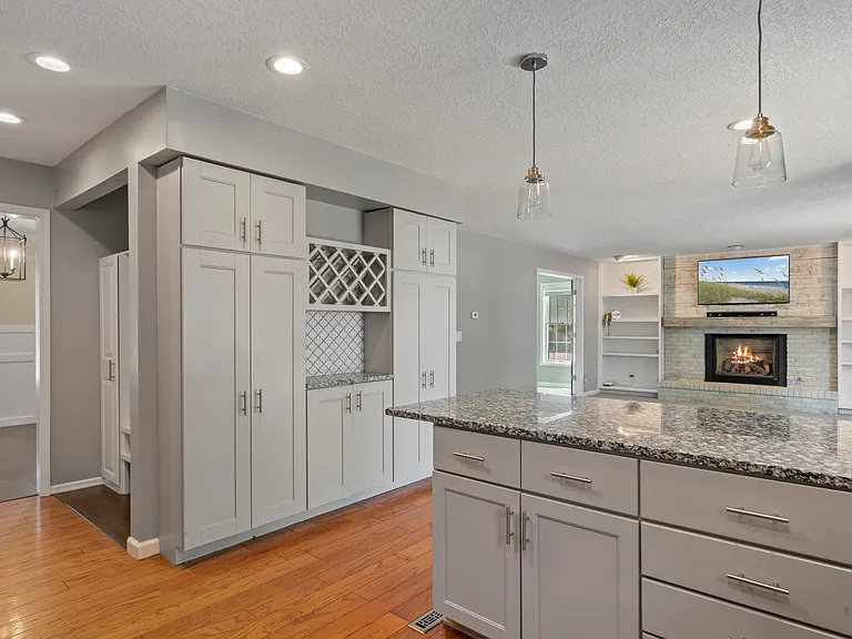 4690 Lindbergh Dr — Photo 12
