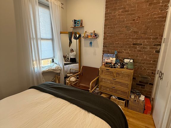 5th image of 166 Elizabeth St APT 5A