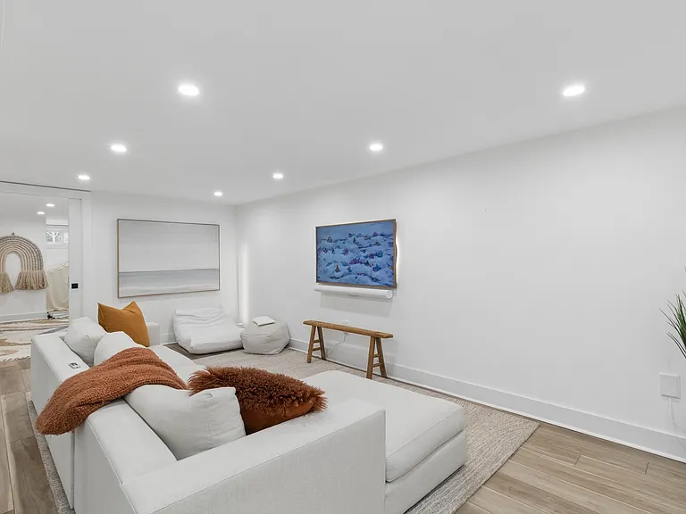38 Sandra Rd — Photo 23