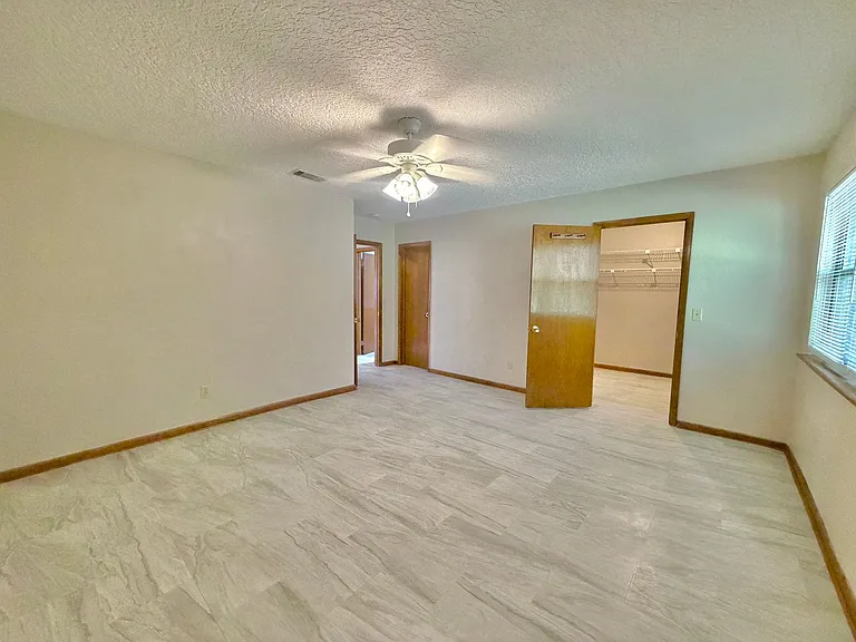 3990 Clearwater Ln — Photo 8