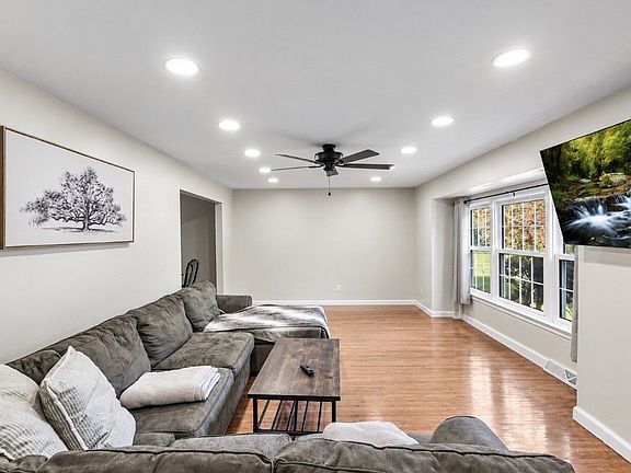 4th image of 1295 E Trace Dr