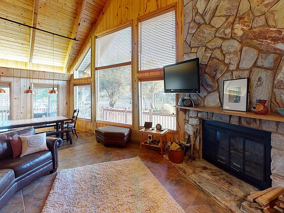 4th image of 275 Lloyd Canyon Dr