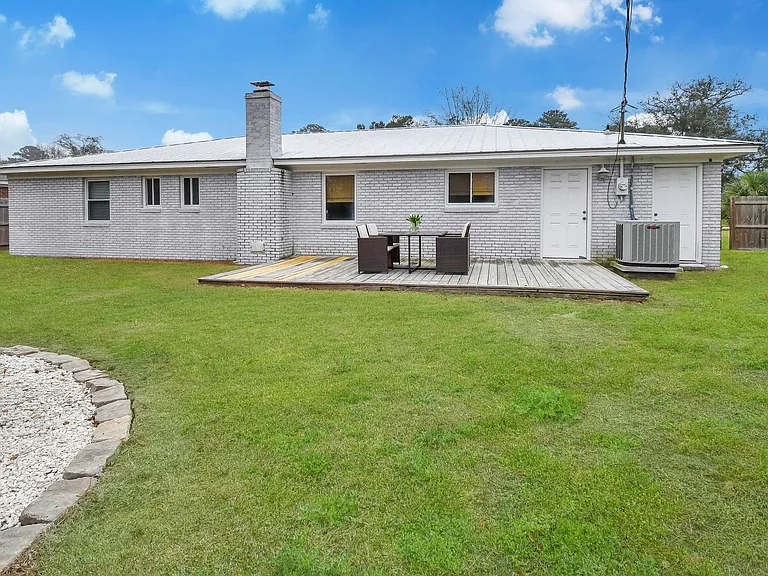 1015 Reita St — Photo 27
