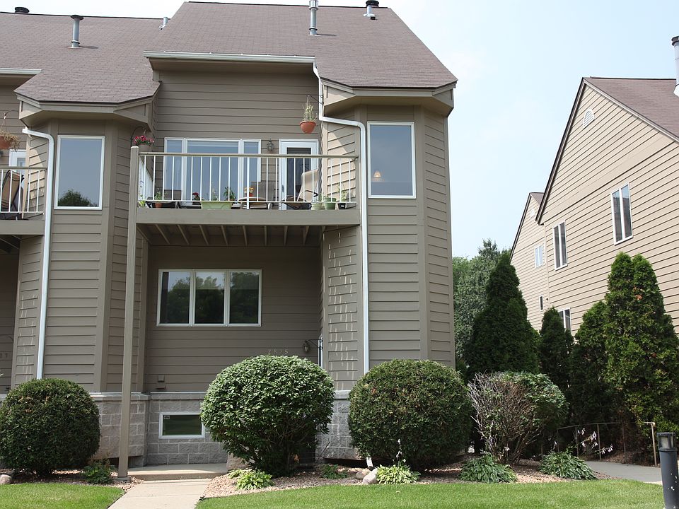 end unit with spacious deck