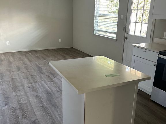 5th image of 2820 Belhaven Dr