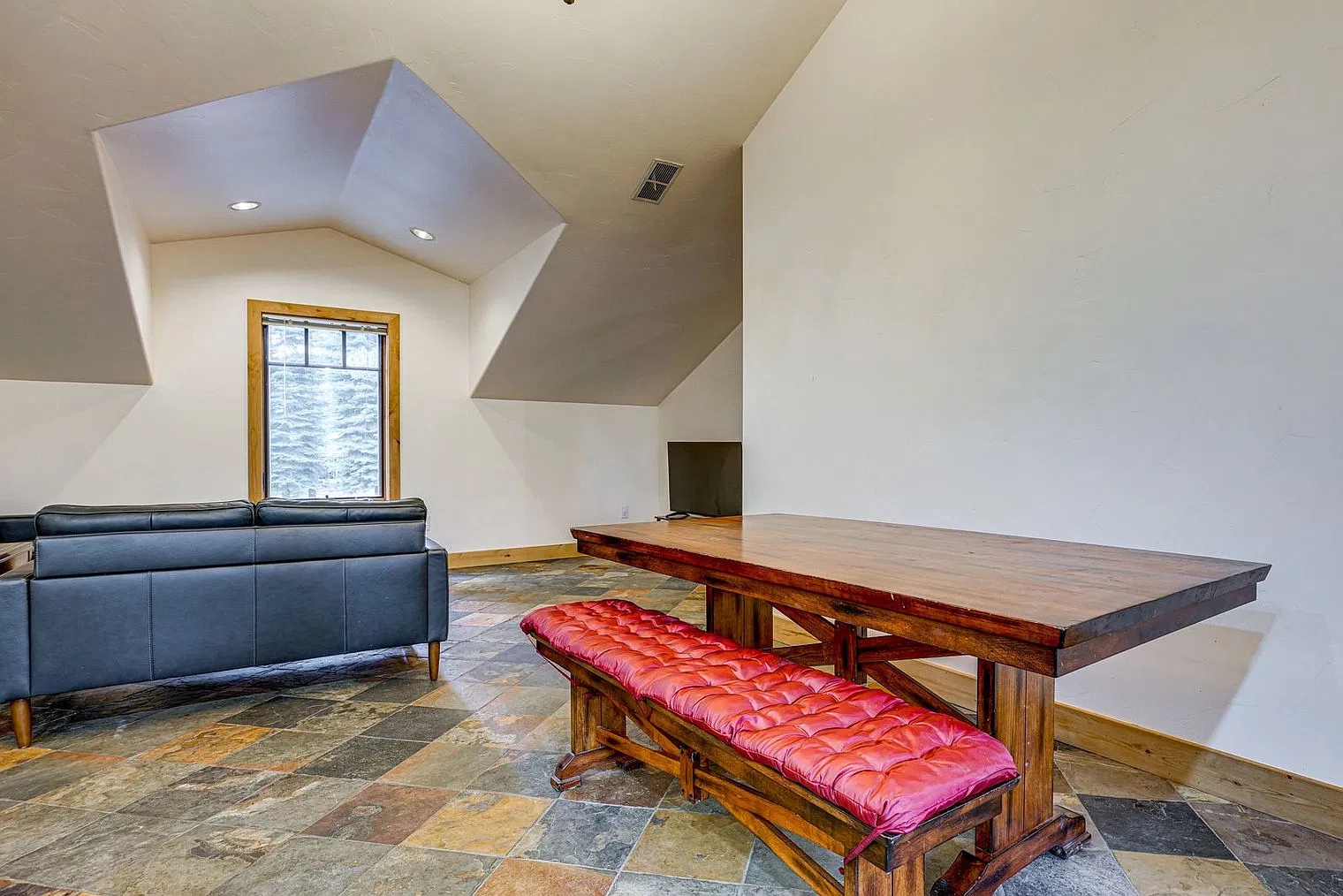 2 bed, 1.0 bath, 1001 sqft, $4,257 — Photo 2