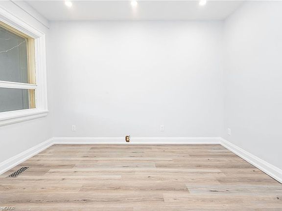 4th image of 100 Rosethorn Ave