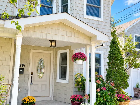 21 Marwood Rd N, Port Washington, NY 11050