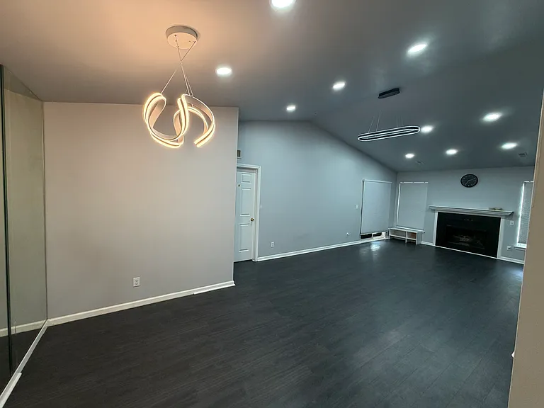 4636 Berkshire Dr — Photo 3
