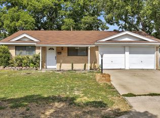 820 Lovers Ln, Grapevine, TX 76051