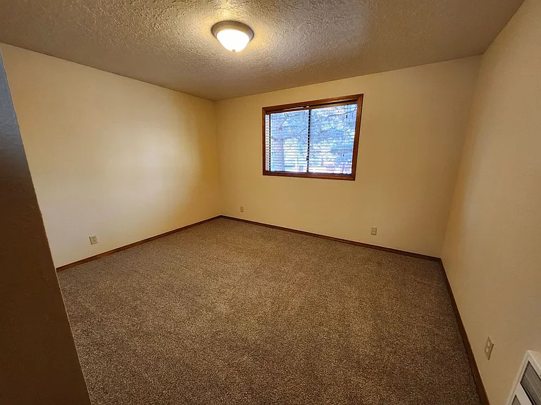 2858 NE Daggett Ln — Photo 11