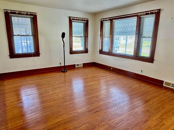4th image of 409 Oak St