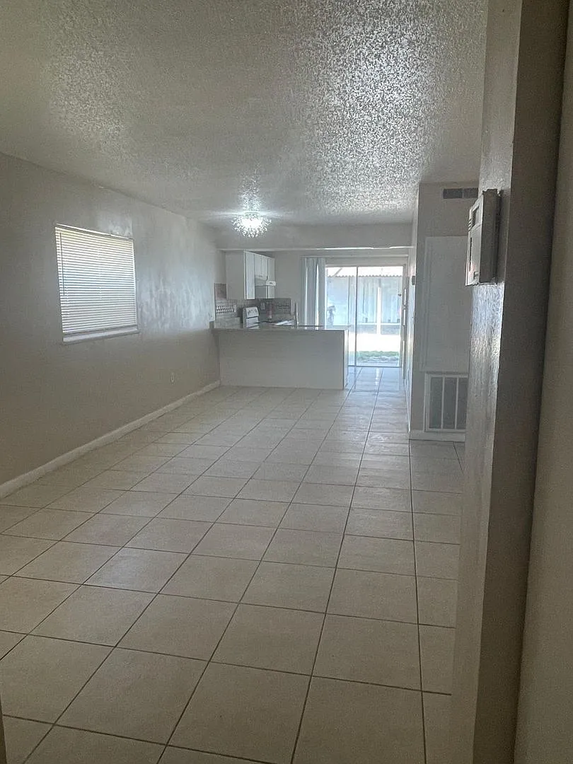 2221 Leo — Photo 4