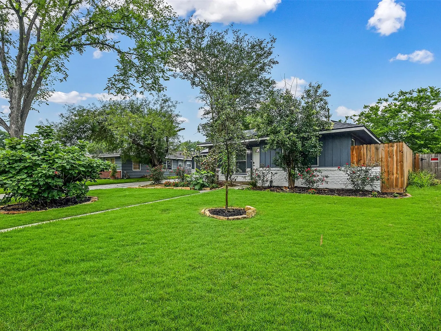 3 bed, 2.0 bath, 1318 sqft, $2,300 — Photo 2