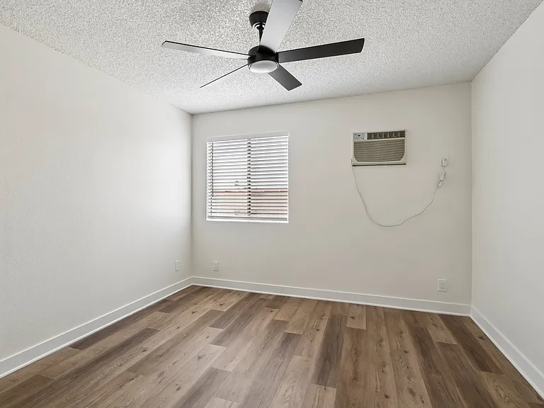 558 N Kenmore Ave #204 — Photo 13