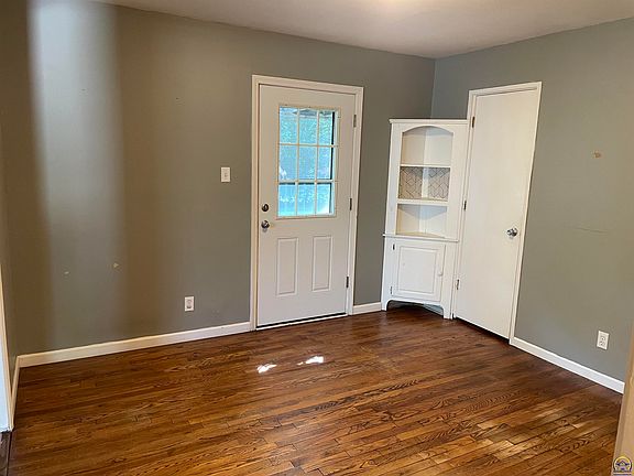 5th image of 2424 SW Mission Ave