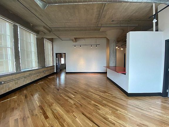 2nd image of 2029 Wyandotte St APT 204