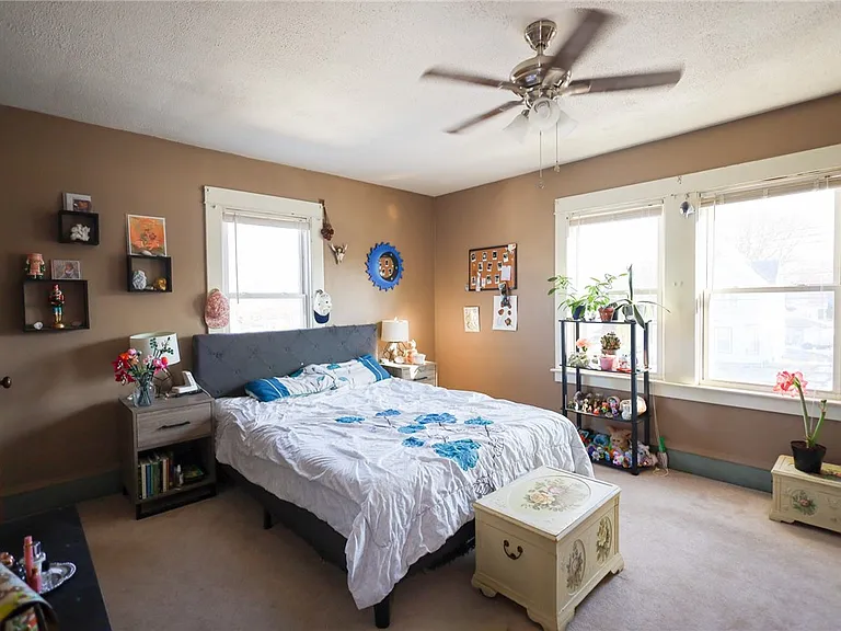 220 Kingsbury Ave — Photo 6