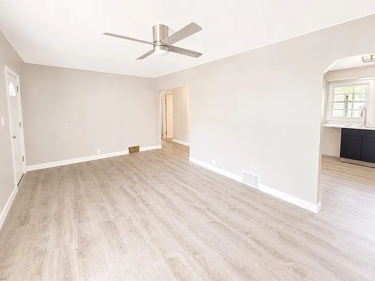 1185 Townsend Ave — Photo 4