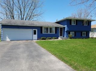 33 Capri Dr, Rochester, NY 14624