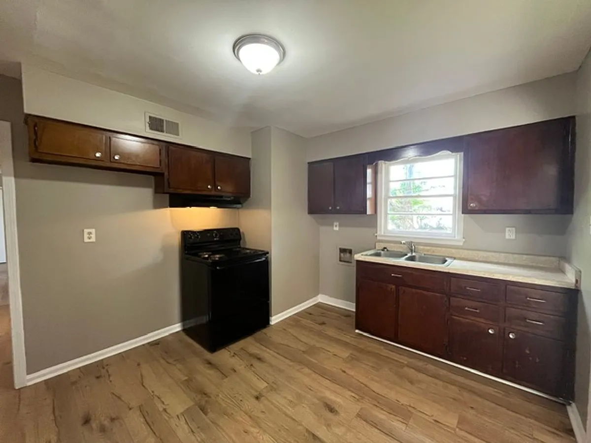 Building Photo - 8015 Pinebrook Dr