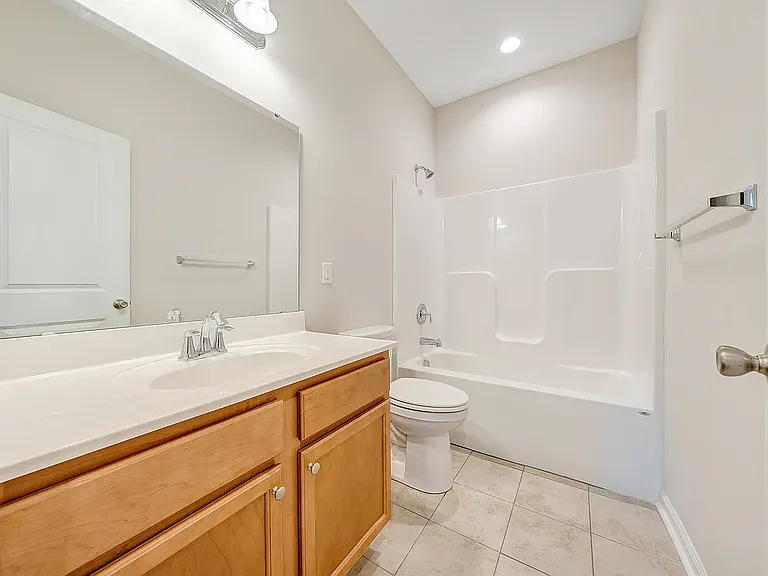 956 Carriage Pkwy — Photo 8